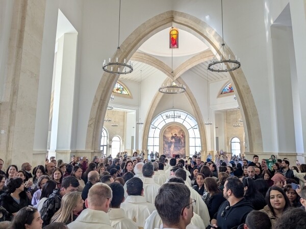 Interno della nuova chiesa cattolica del Battesimo di Gesù